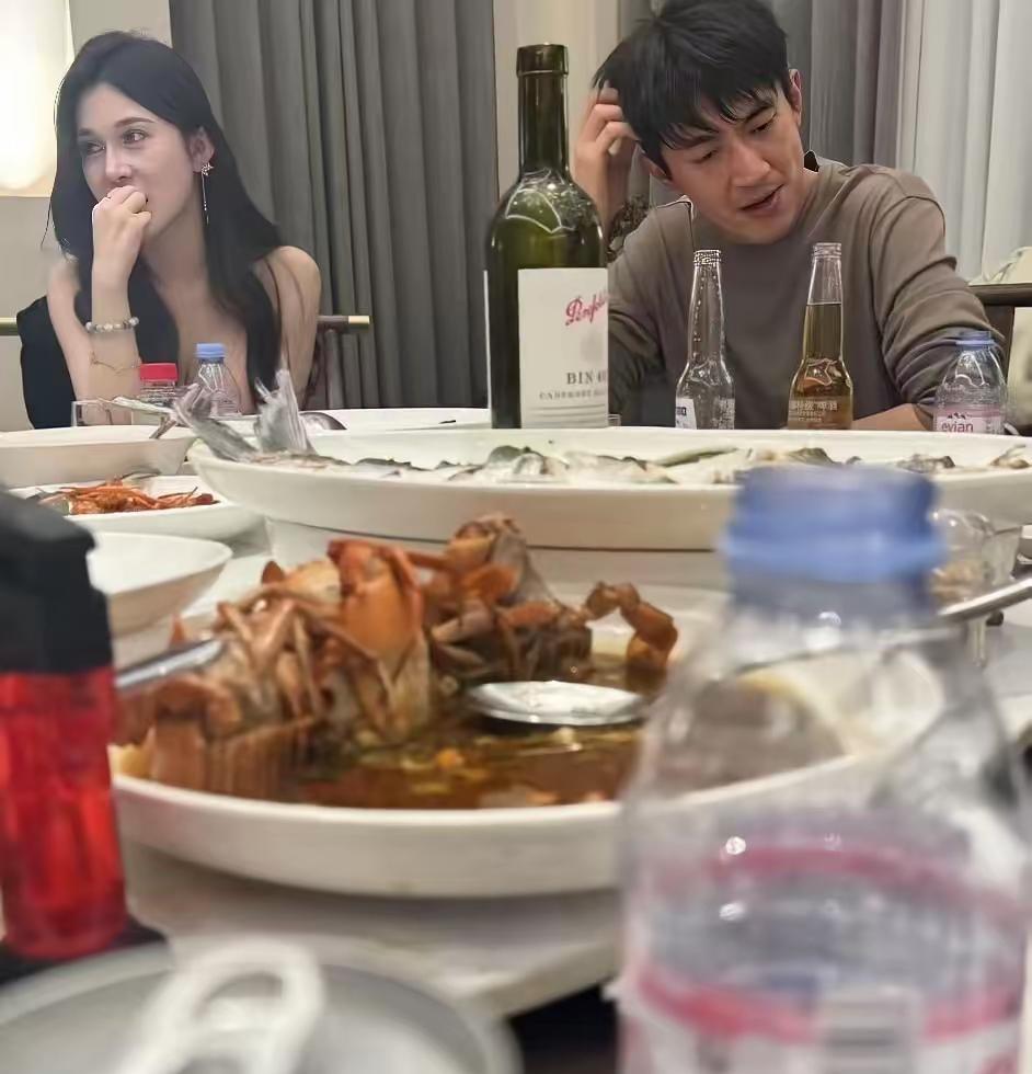林更新前面这个瓶子是什么酒，应该挺贵吧