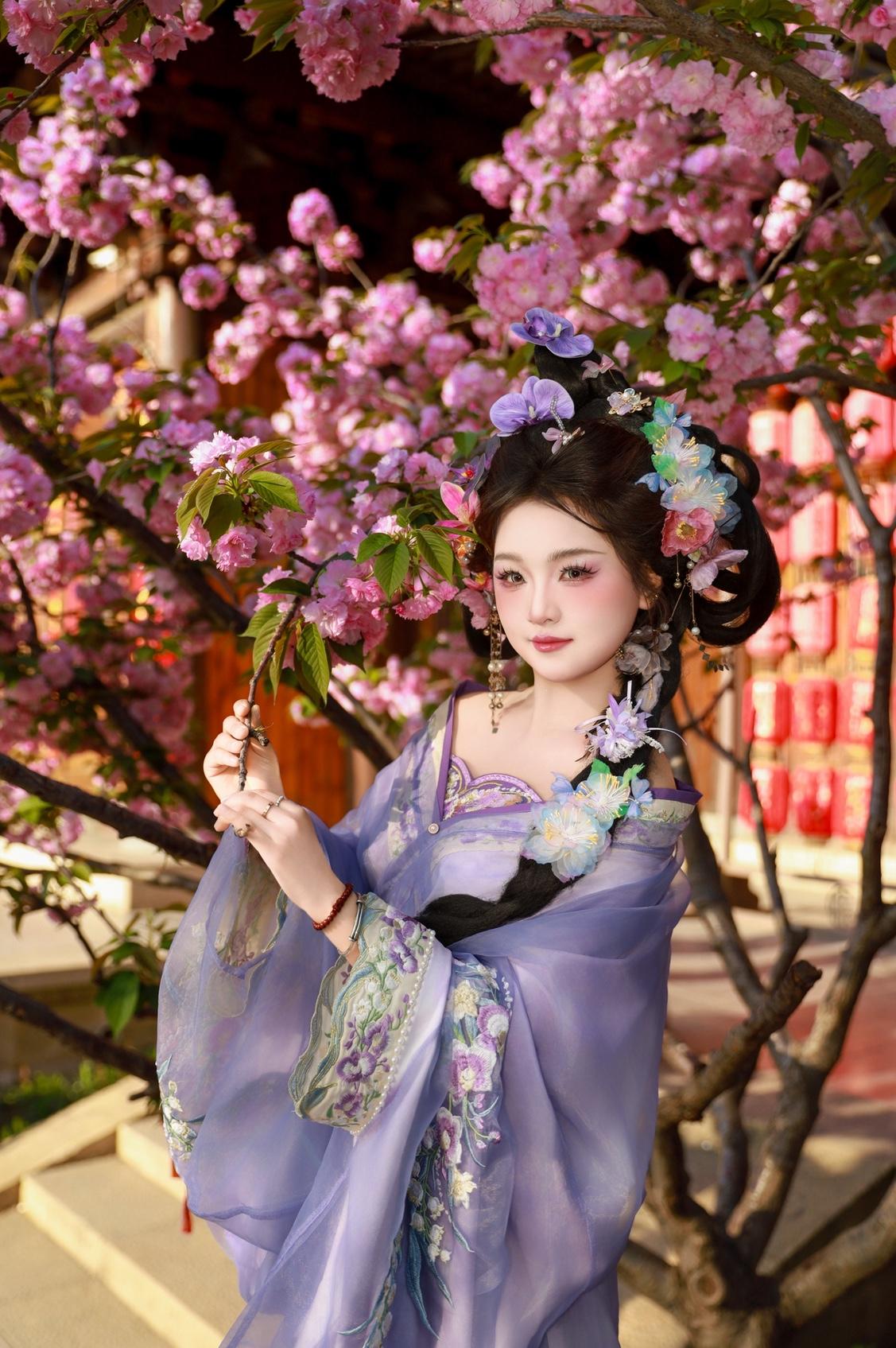 出门赏花顺带拍了古风照片，繁花作背景，今天收获了很不错的拍摄体验