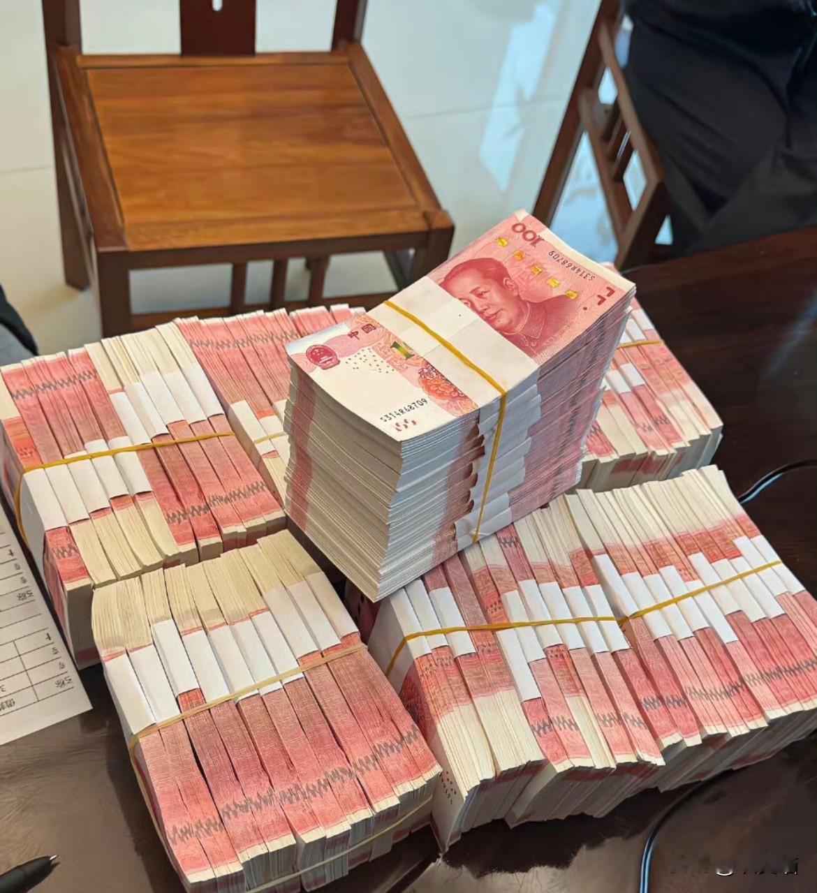 一定要存钱！这句话，我妈用她和大姨的日子，给我上了最生动的一课。我妈50