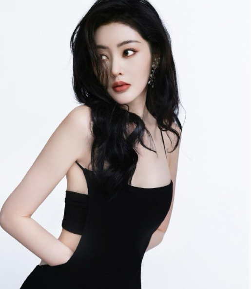 张天爱吊带黑裙，双手“插兜”，又酷又美