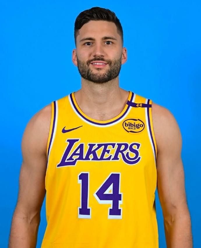 艾顿受伤退场后，对于湖人的影响很大，不过克莱伯站了出来，里夫斯称克莱伯在跟爵士比