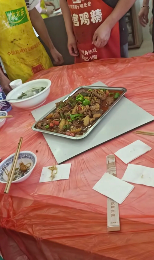 疑用剩菜配菜，南充餐馆起风波
