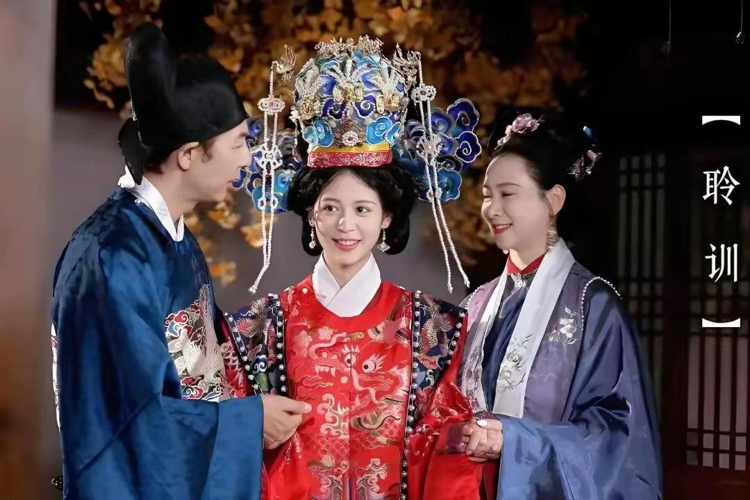 翁虹为女办中式成人礼，传承文化泪洒当场10月8日，演员翁虹在社交平台分享女