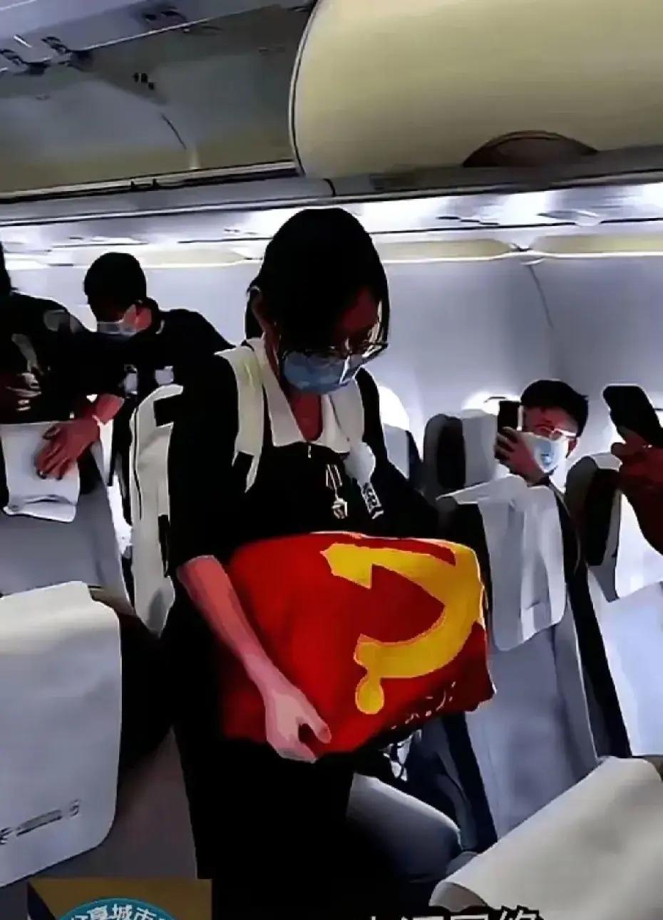 英雄回家了！致敬！在飞机上意外遇到烈士的家属，乘客几乎全让出空间。今天坐飞机