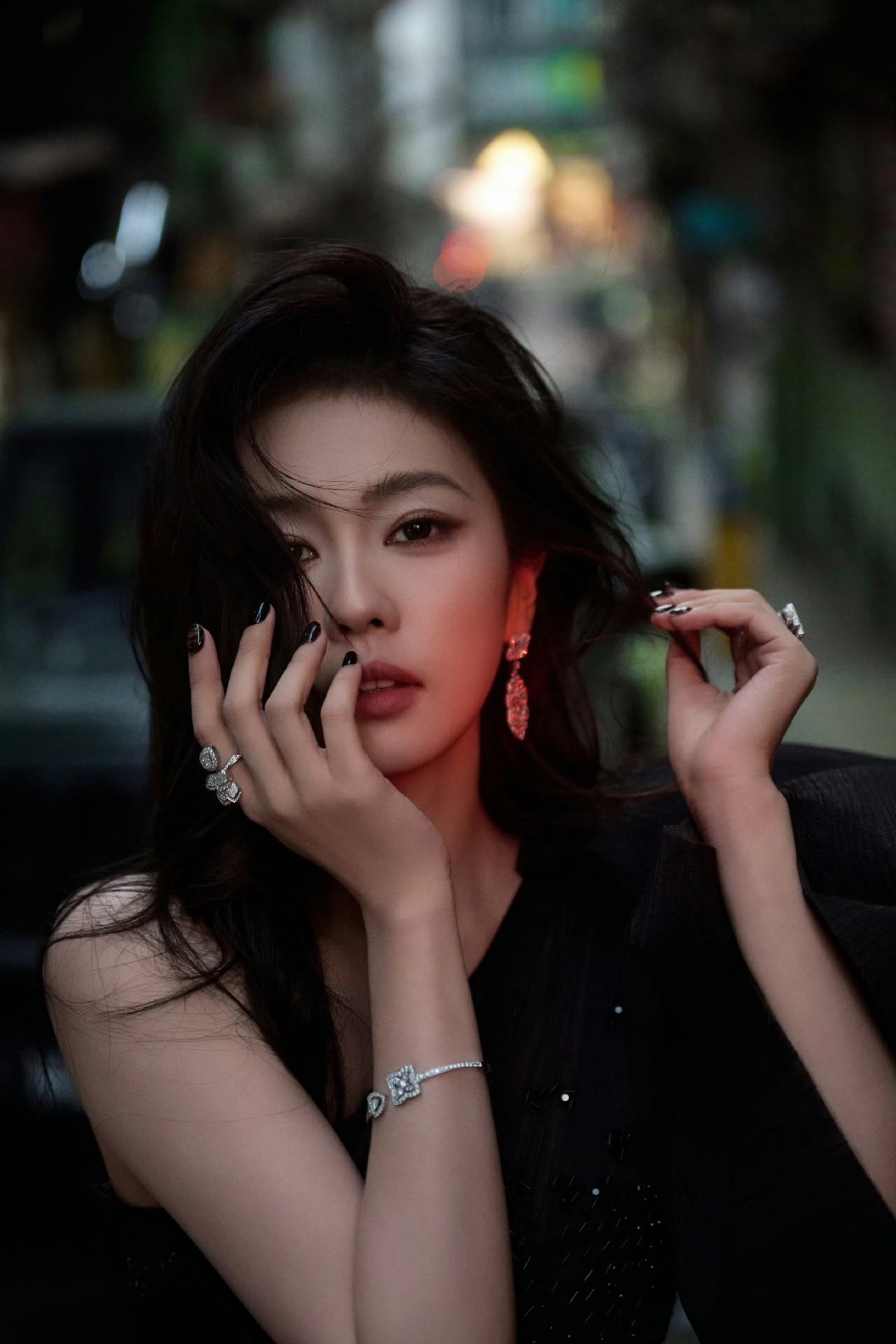 白鹿斜肩黑裙白鹿高定斜肩黑裙白鹿尖叫之夜出图，高定斜肩黑裙造型太美啦，期待红毯