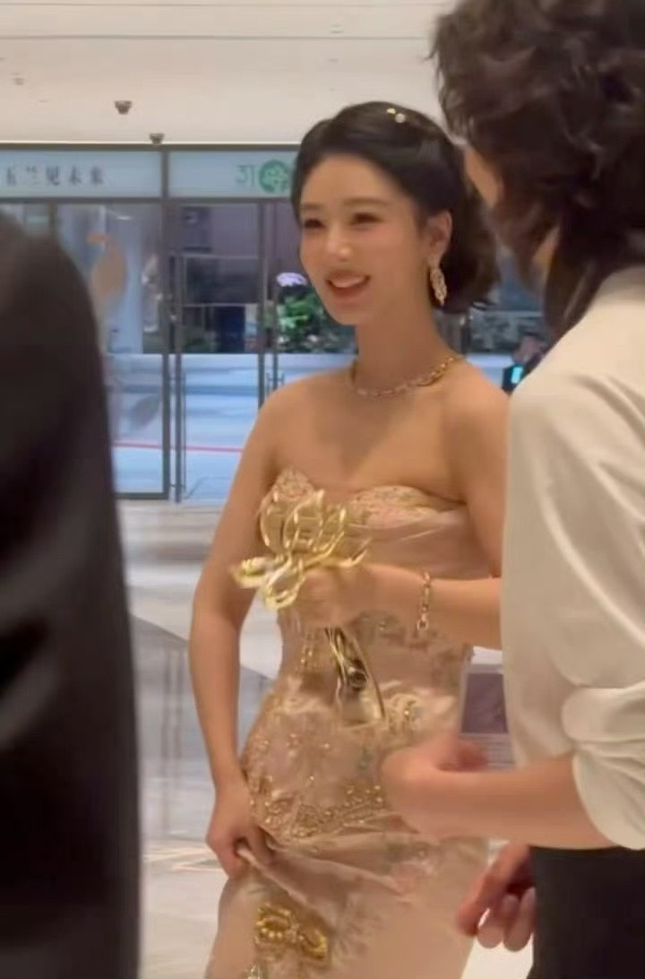 杨紫白玉兰庆功宴恭喜杨紫啊，我喜欢演戏，我享受这种感觉，如果我有野心企图心，那就