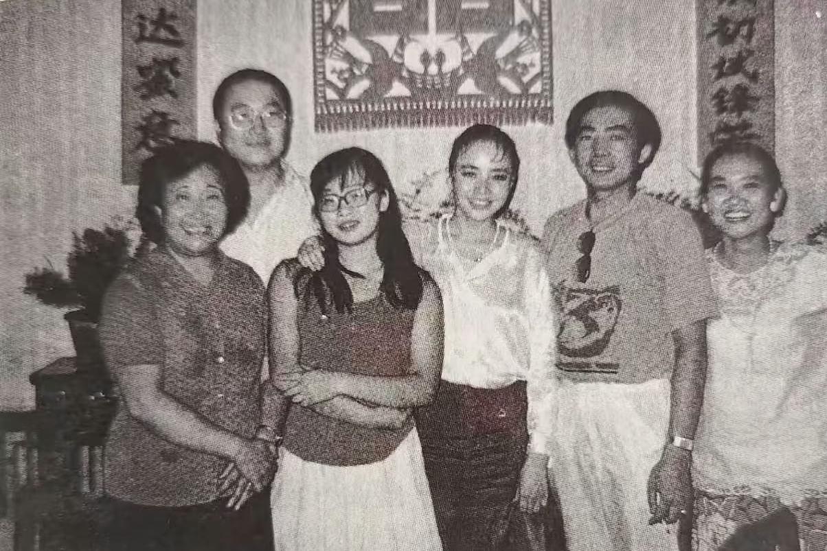 1989年，宋丹丹和英达新婚当天，一张罕见的合影，没有隆重奢华的仪式，墙面贴着剪