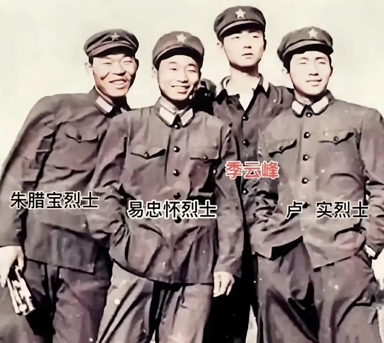 没想到这张4个精神小伙的合影，拍了才1年半，3个人就永远留在了南疆！4人是同乡1