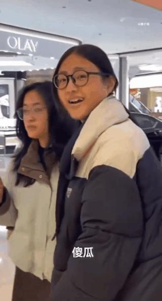 真的是太丢人了！他骂你“傻瓜、傻妞儿”你还美不丢儿的陪笑脸！真的是太让人无语