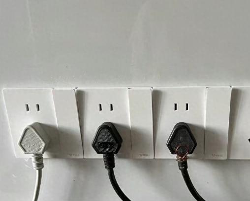 当初装修，我满屋子装了带开关插座，觉得这样不用拔插头，省事。电工劝我：厨房别装，