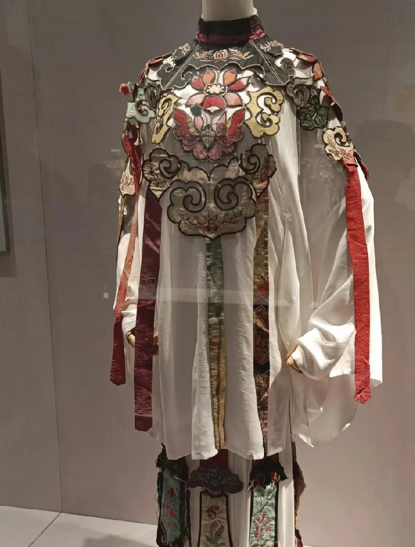 于正的审美，云肩。他说古力娜扎演的他的剧一定会爆，想方设法做出来的一套衣服，观