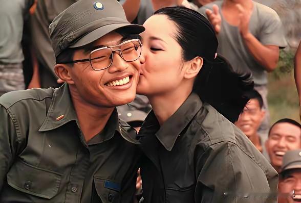 这是1981年金门劳军演出的经典时刻。邓丽君身着军装，在战友们的喧闹起哄中，笑着