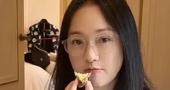 周迅在机场吃泡面, 她连游20圈泳减肥, 她头顶的头发都白了!