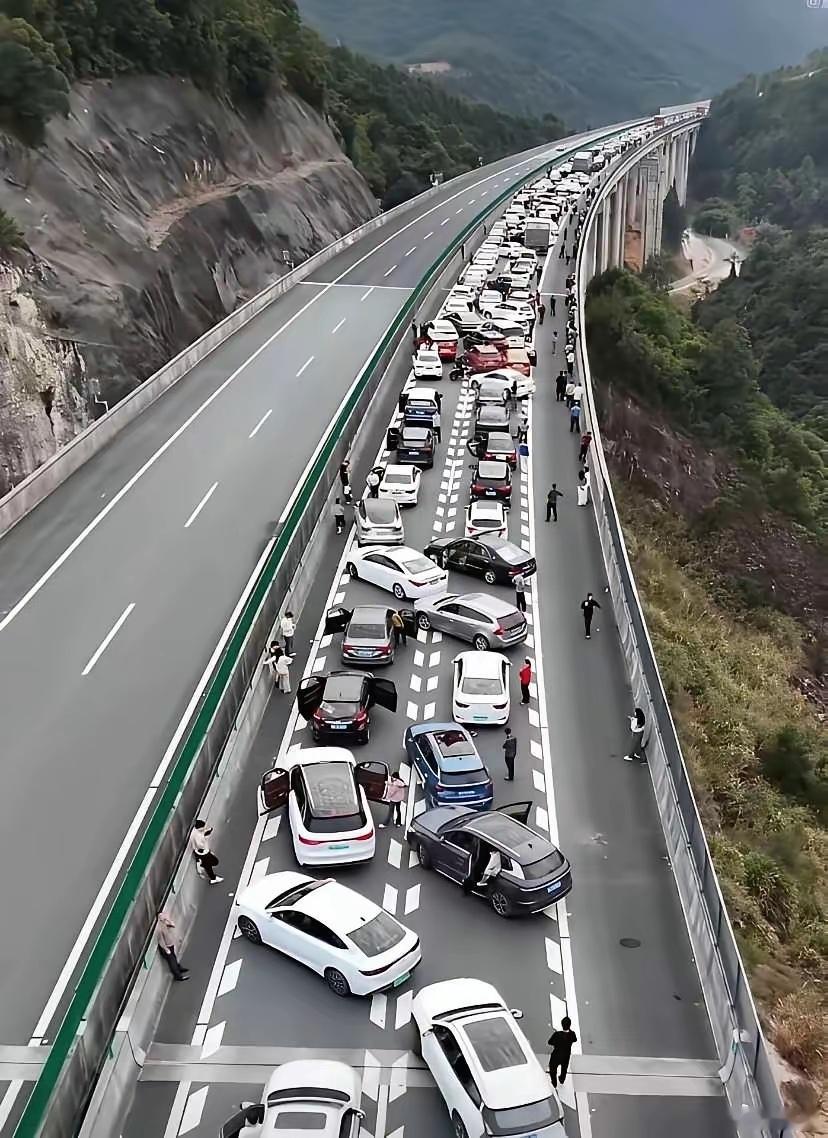 高速大堵车时，为什么大家要这样停车呢？