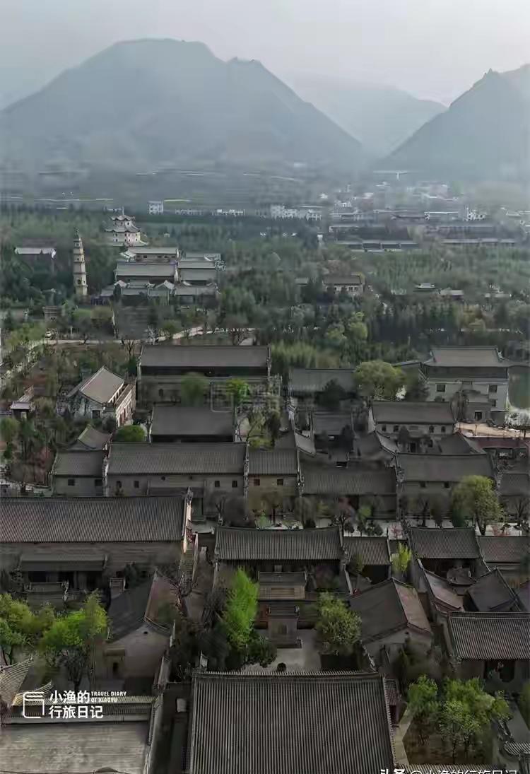 1985年关中乡下，几个贩子举着锤子要砸一根青石拴马桩。“别砸！”一个农村出来的