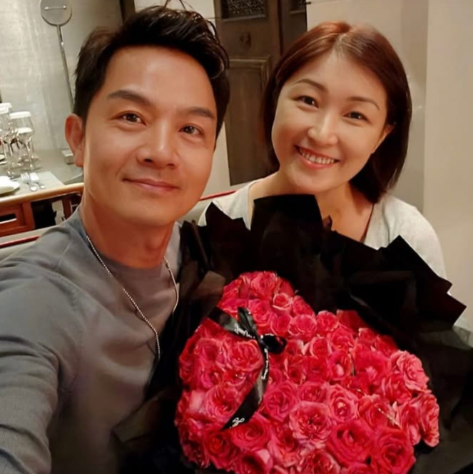 TVB艺人胡诺言与妻子陈琪育有三个子女夫妻俩都是绿叶，靠着一己之力养全家，生活