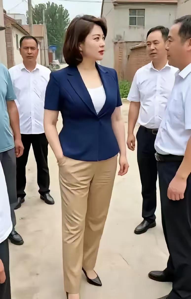 刚才听一位朋友说，最近他所在的单位来了一个气质优雅、貌美如花的女领导，而且还是一
