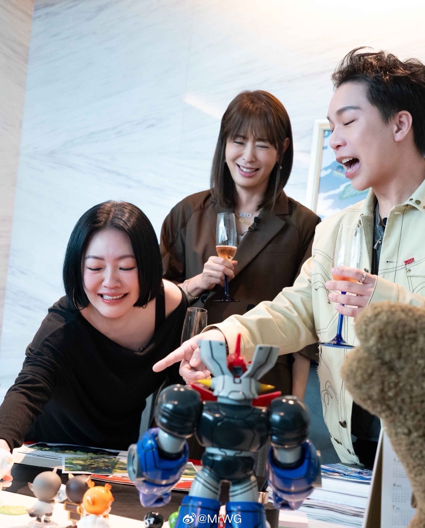 小S影讯看着Ｓ一点点恢复元气、神采，真的很欣慰！小S（徐熙娣）带着《小姐不熙娣