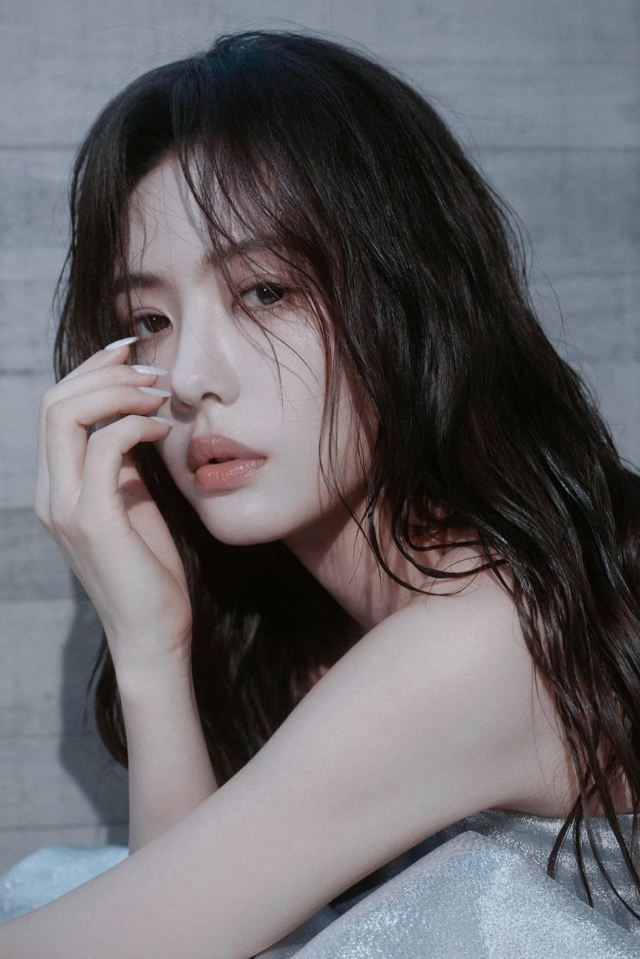 蔡文静是个宝藏女演员。她在《底线》里演的叶芯，那股子初入职场的冲劲和正义感，拿捏