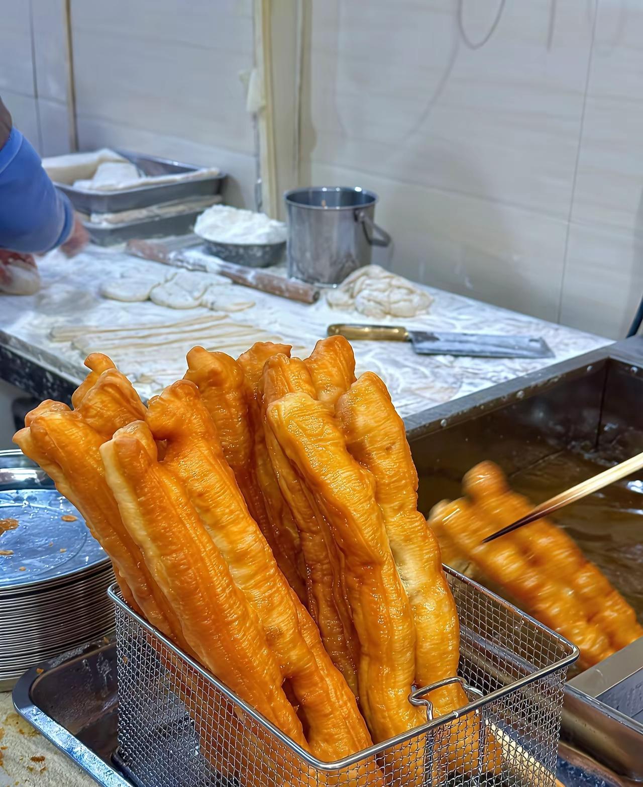 你买金条，他买银条，我只能吃根油条了，先填饱肚子再说。