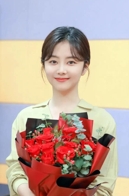 谭松韵出生在四川泸州叙永县本名谭晶晶十一岁考进四川省舞蹈学校，寄宿生活条件差，