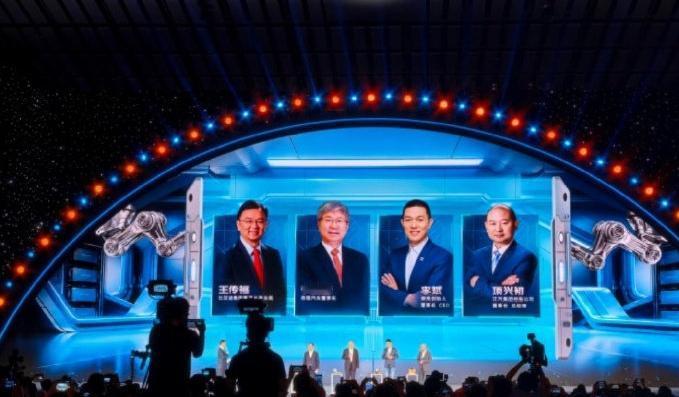 奇瑞董事长3句话回应最强对手，格局拉满9月6日晚，中科大“青春华章”活动现场