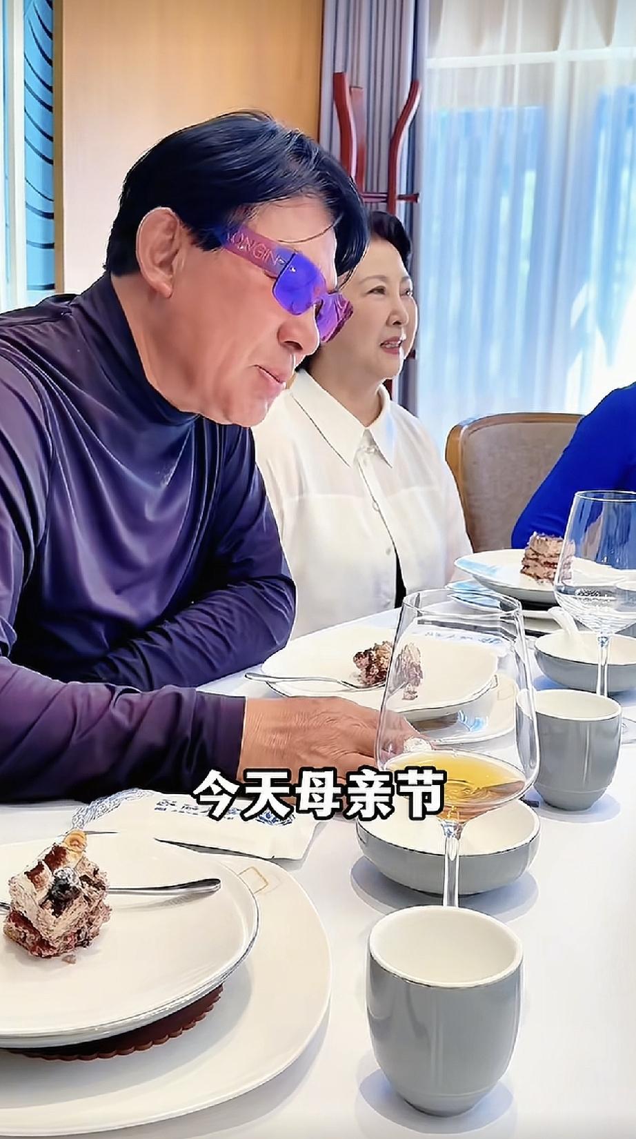 母亲节朱时茂给妻子范旭霞过节日，范旭霞罕见露面，74岁保养得当，像个富养的老太太