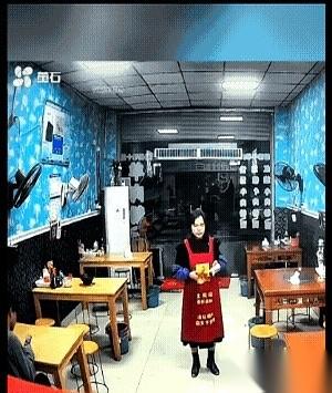 我跟你说，我今晚看到一幕，后劲儿太大了。一个开小饭馆的大姐，凌晨一点半，就那么