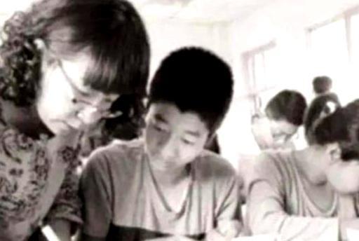 1981年，内蒙古一位寒门学子金榜题名，他的女教师掏出半个月薪水，为他添置了一双