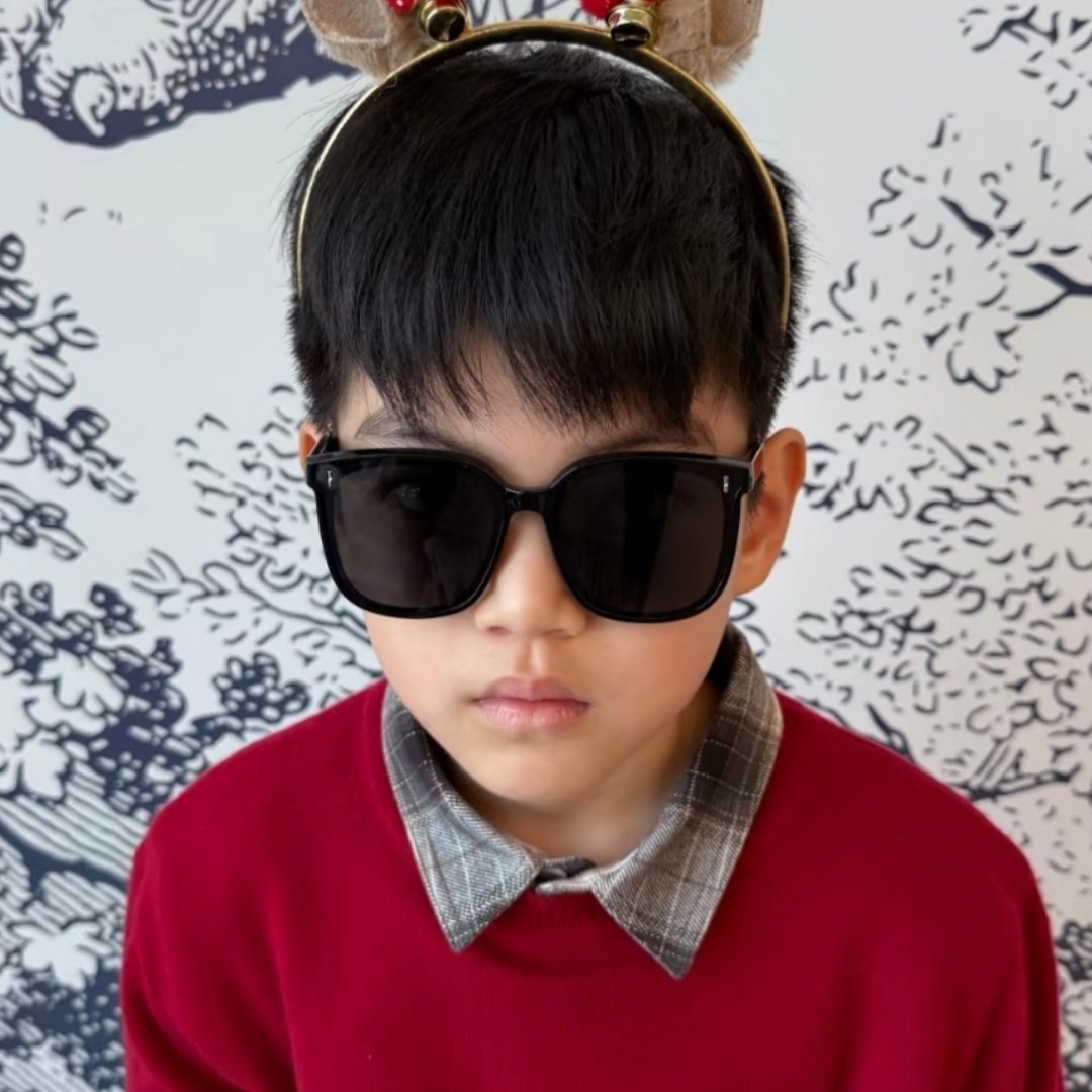 陈妍希分享了9岁儿子星星的正脸照，星星和妈妈陈妍希的下半张脸一模一样。