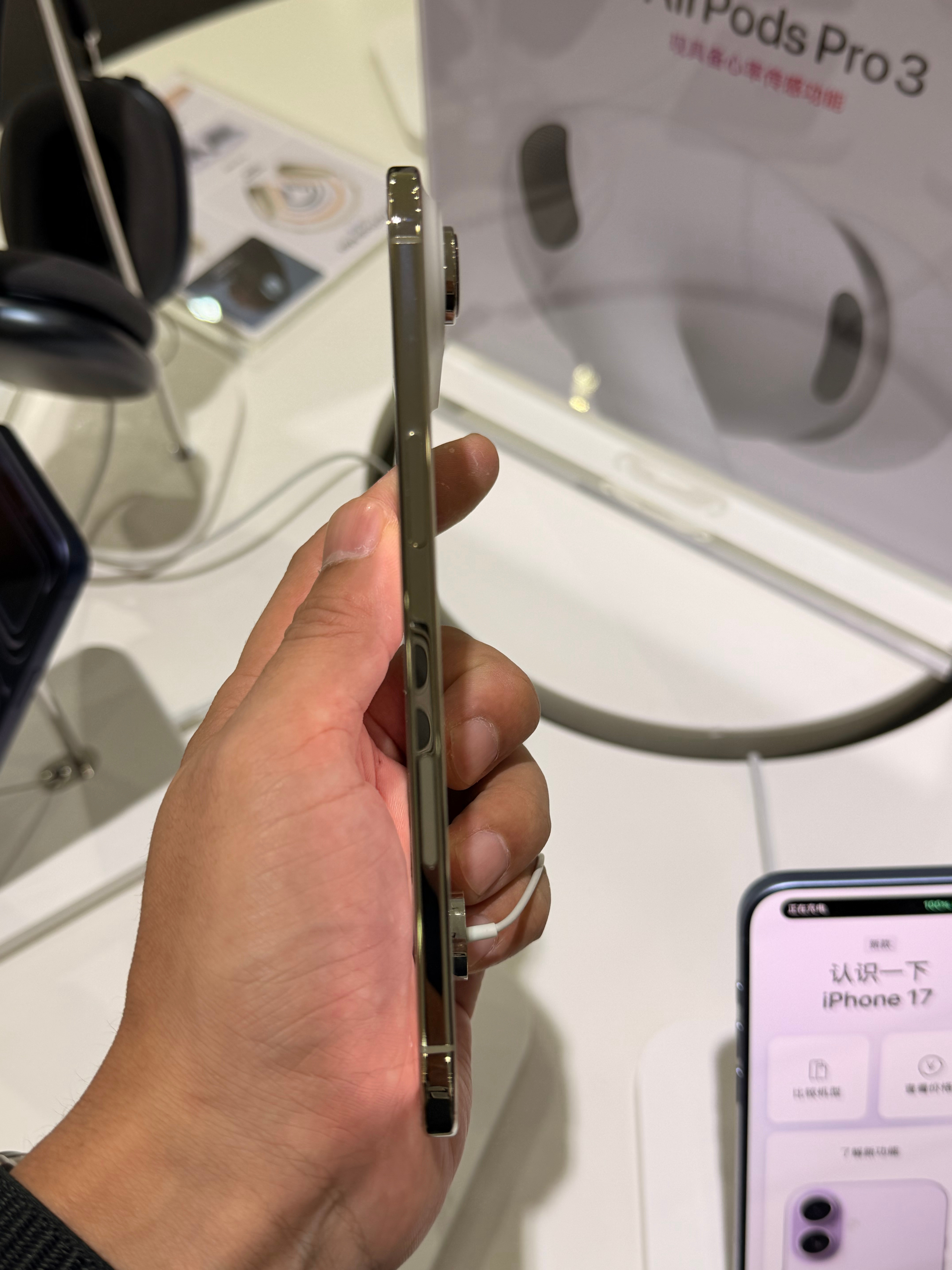 iPhoneAir，摸到了。跟想象中的一样的手感，一句话：符合预期。蓝色和金色