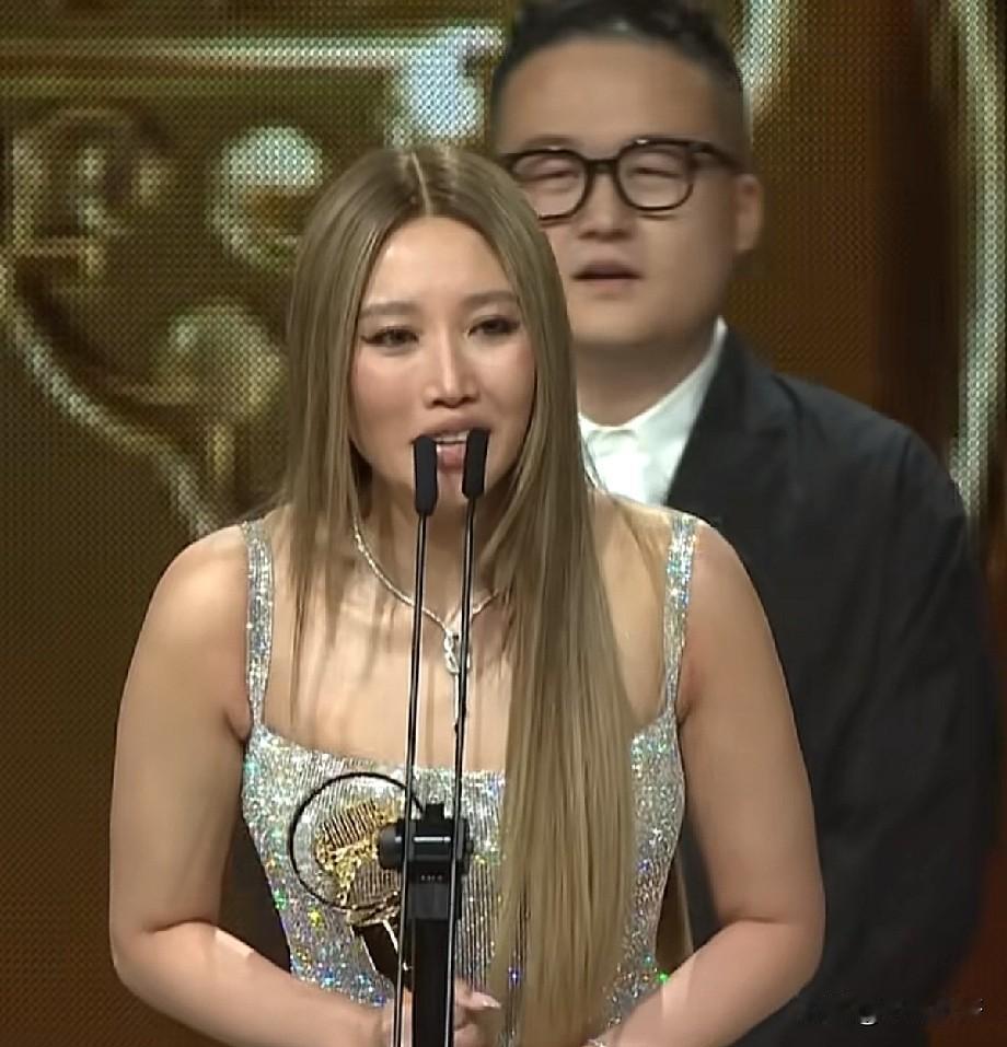 主持领奖双丰收！A-Lin黄丽玲凭《幸福在歌唱》拿下金曲奖年度歌曲第37届