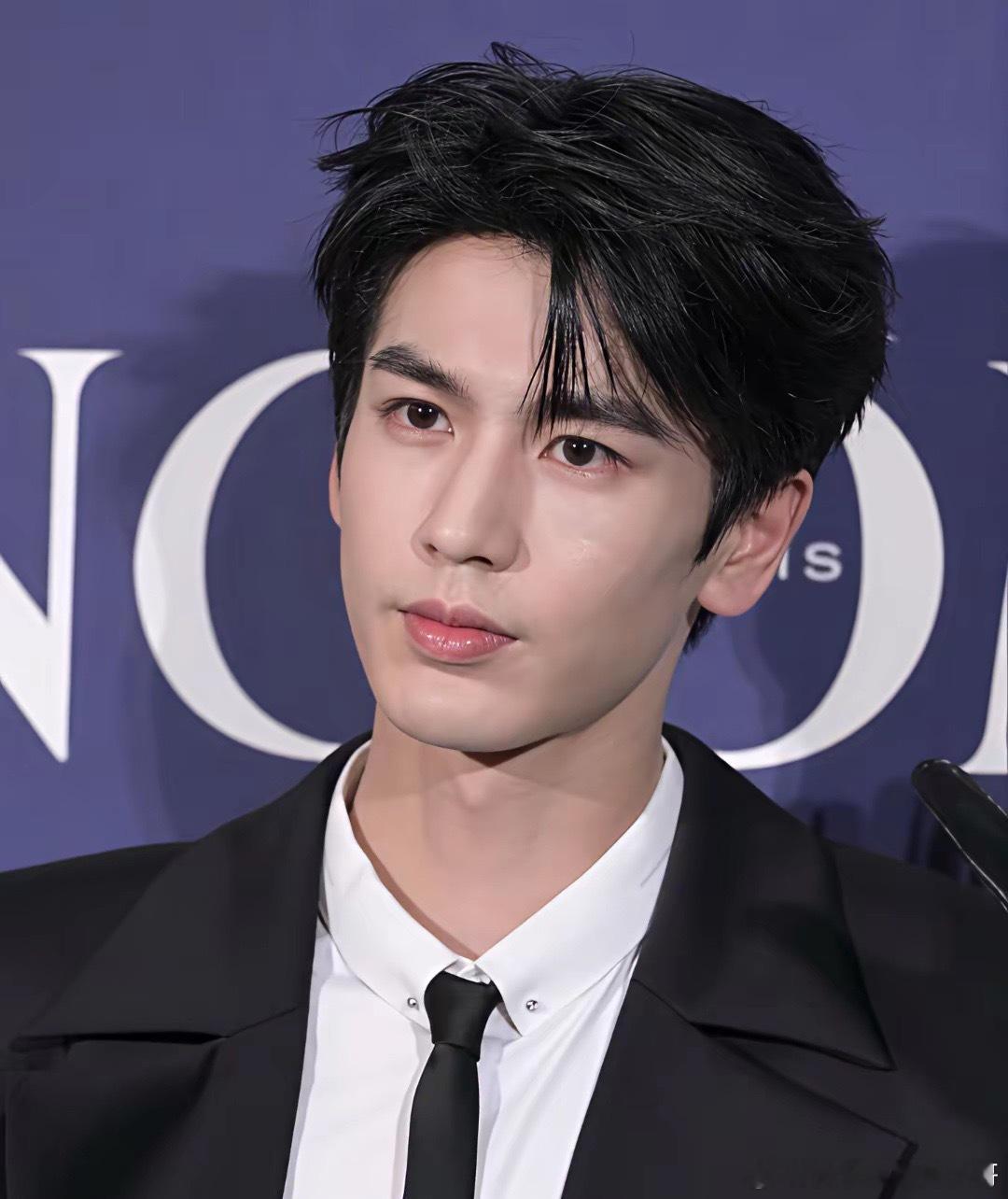 张凌赫妆前妆后，感觉差别也不是很大，五官优越性此刻体现得淋漓尽致