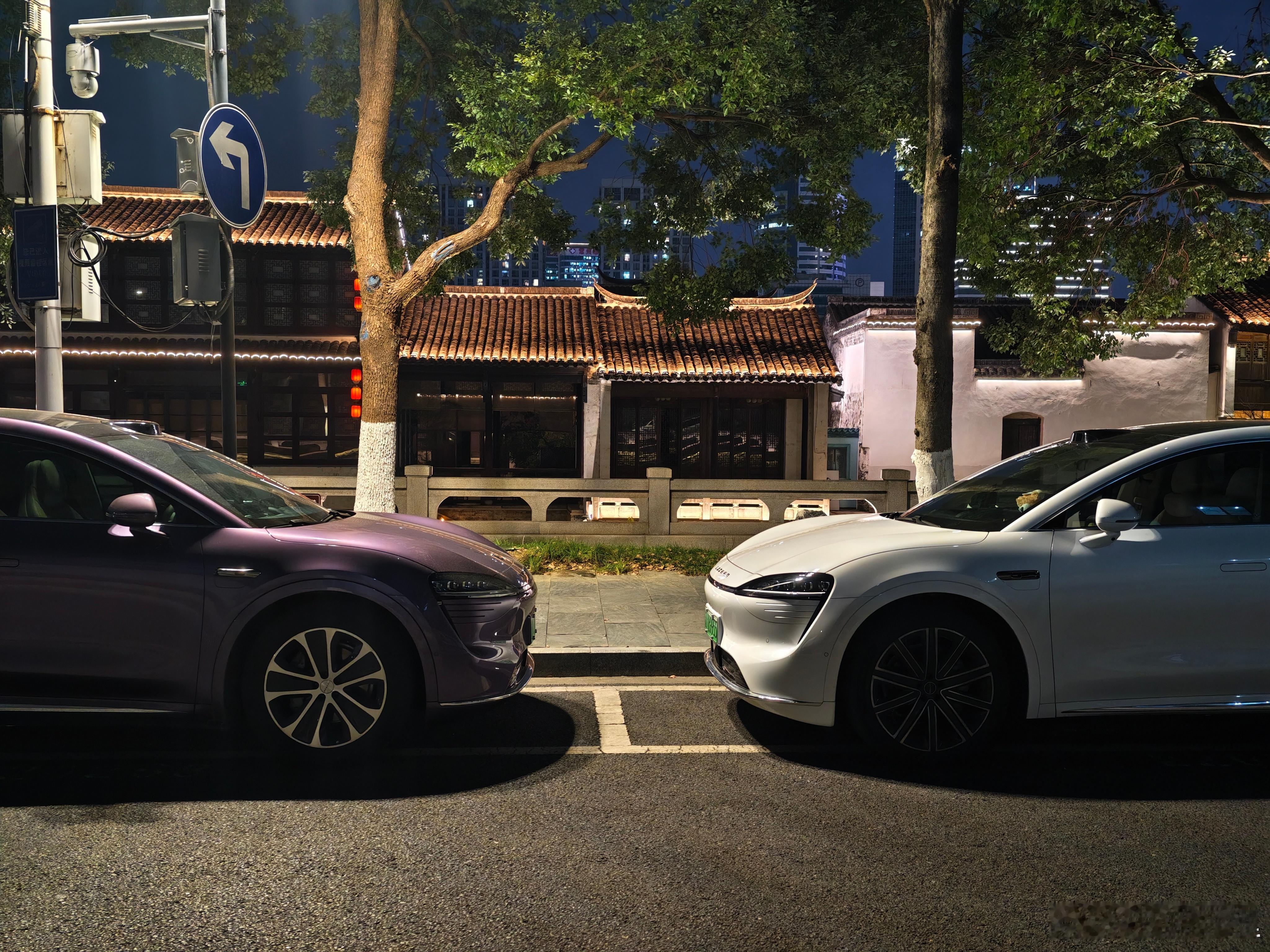 紫色，还是白色？你说这是不是巧了？你会更喜欢R7哪个颜色呢？我还是喜欢紫色，毕竟