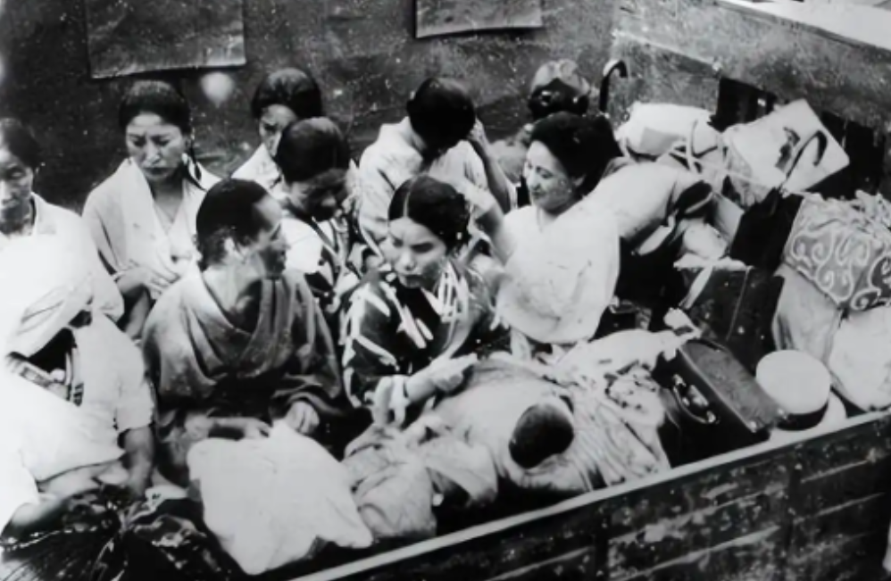 1941年夏天，吉林抚松县城沐浴在阳光下，一片宁静，师范学校传来学生们读书的声音