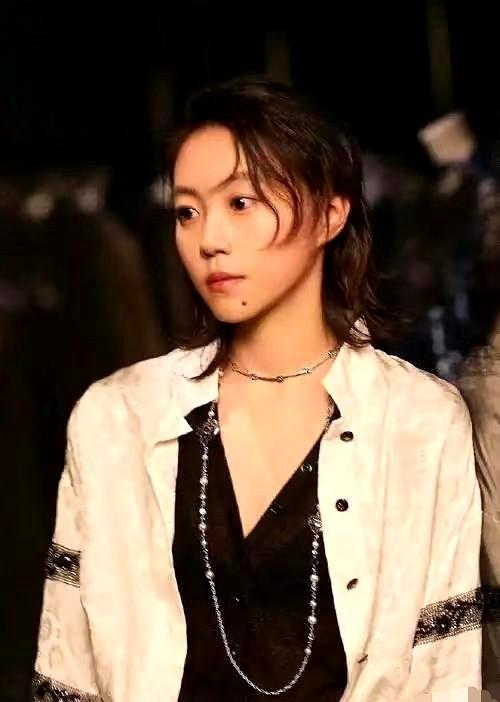 窦靖童叫李亚鹏爸，她躲着谢霆锋不说话。当李亚鹏摸着她头说闺女，我真的哭了。李