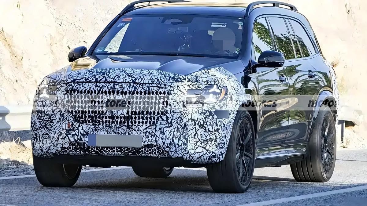 新款奔驰GLS，大灯里塞了个三叉星辉。