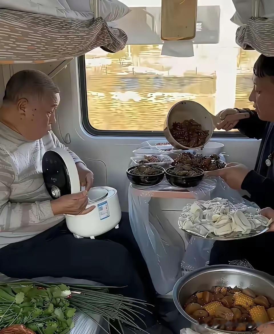 在幸福的国际列车上老大爷全家居然煮起了火锅这在国内理应是被禁止的真羡慕他们