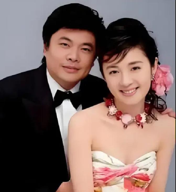 [啤酒]2004年，北京一套千万别墅里，丁健坐在真皮沙发上，对面是结婚八年的妻子