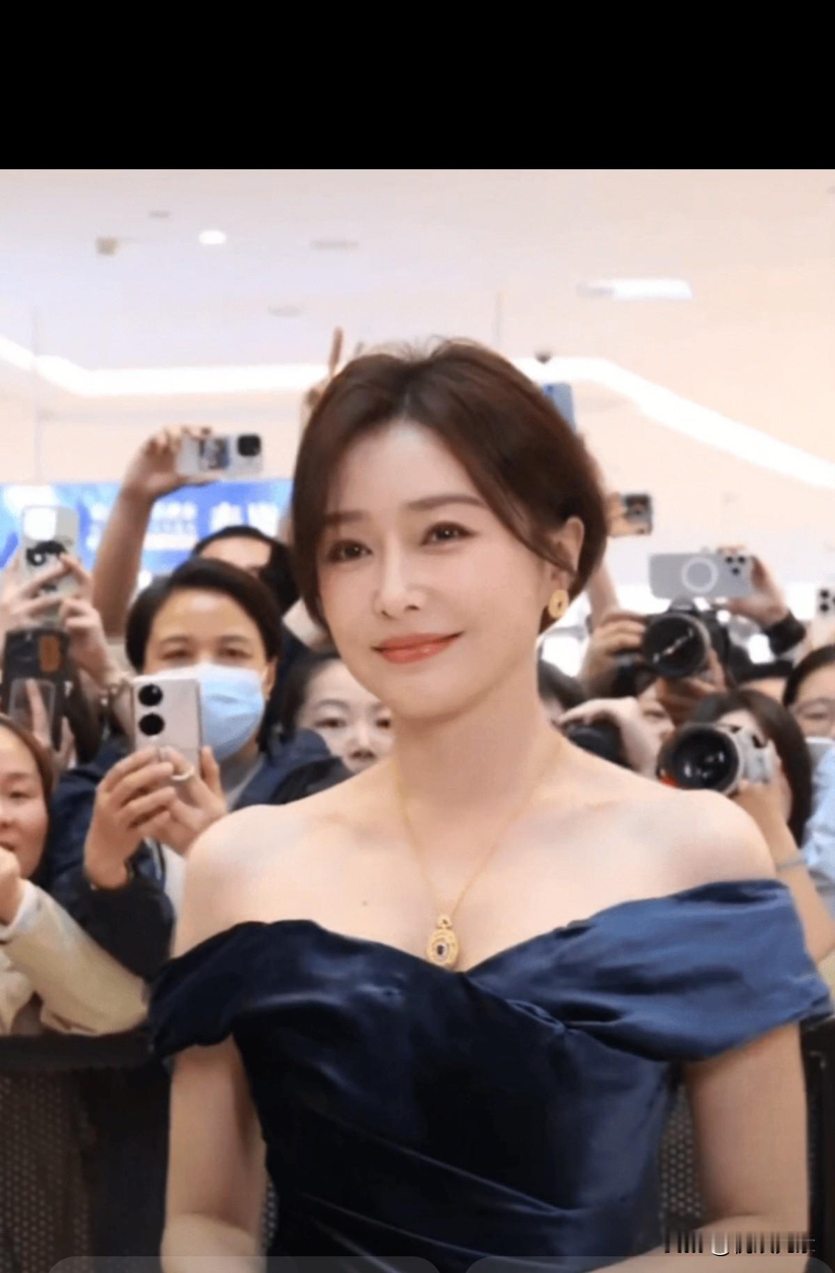 秦岚已不是当年的秦岚，黄晓明也不是以前的黄晓明，如今的秦岚真是越来越白富美，