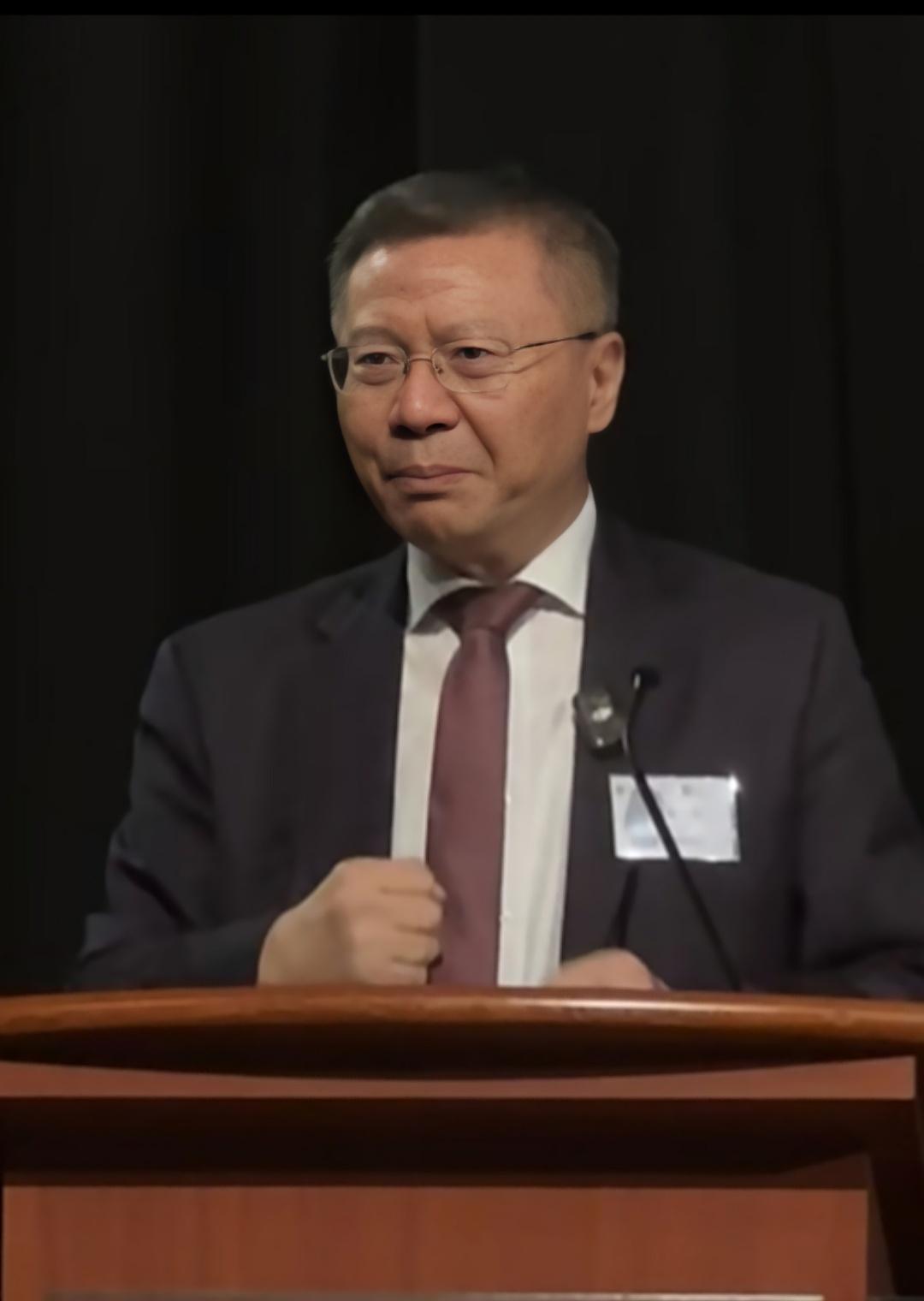 张维为教授经常把这位白胡子老先生请到国内。这位老先生也不用多介绍了，此人以前说