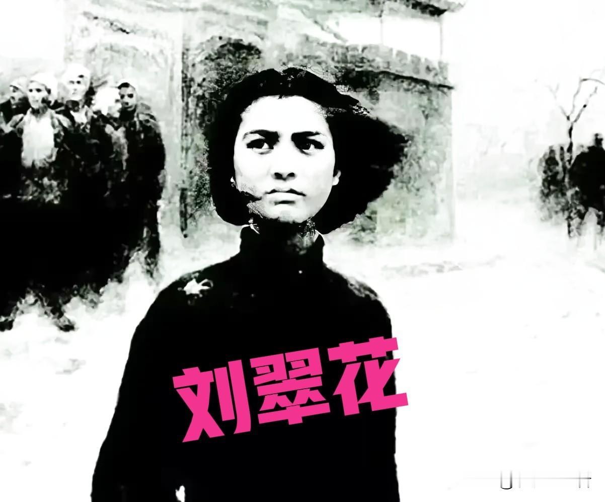 她嘴里横叼着一把牛角尖刀，鬼子不停的向她身上泼冷水，残忍的鬼子先用刀剥下她天灵盖