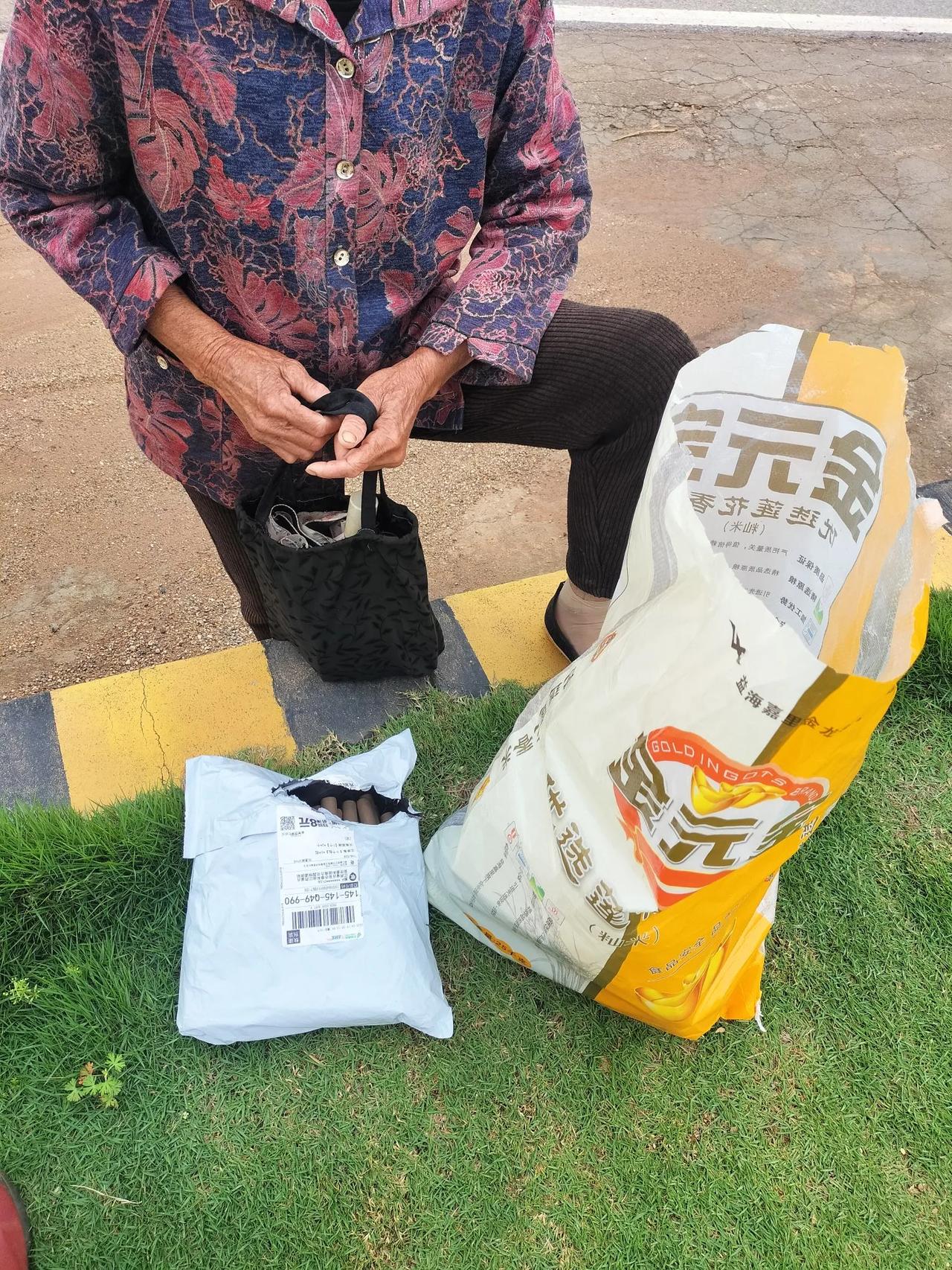 我提着一袋破烂废品回去，路上碰到一个拿快递的阿姨，她都穿的比我精致啊，她问我提了