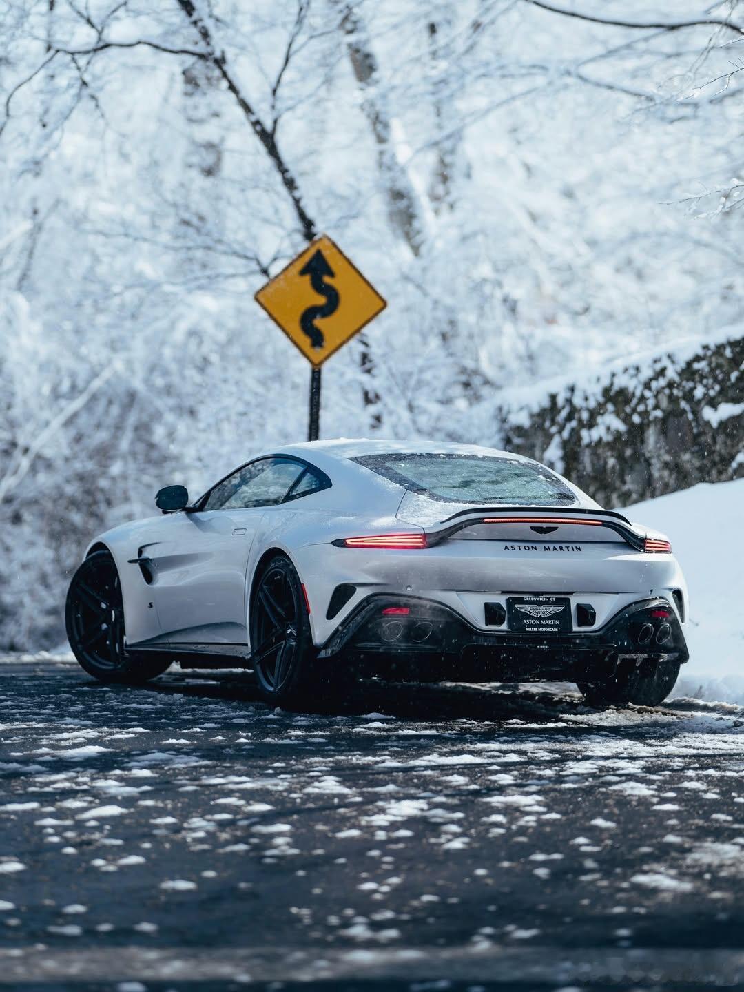 新一代的阿斯顿马丁Vantage真帅啊！宽体无敌了！可惜买新车赔太多了。