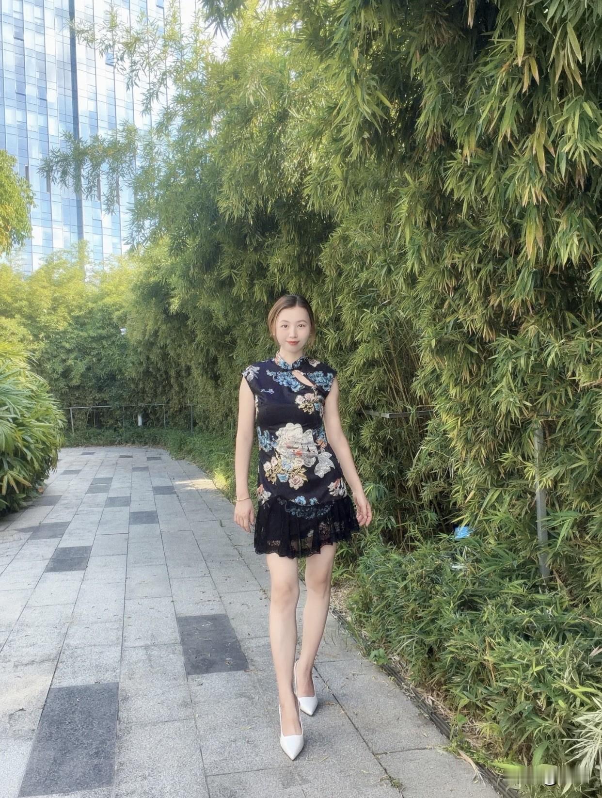 旗袍怎么样拍照有韵味姿势很关键。比如可以微微侧身，一只手轻搭在腰间，另一只手自然