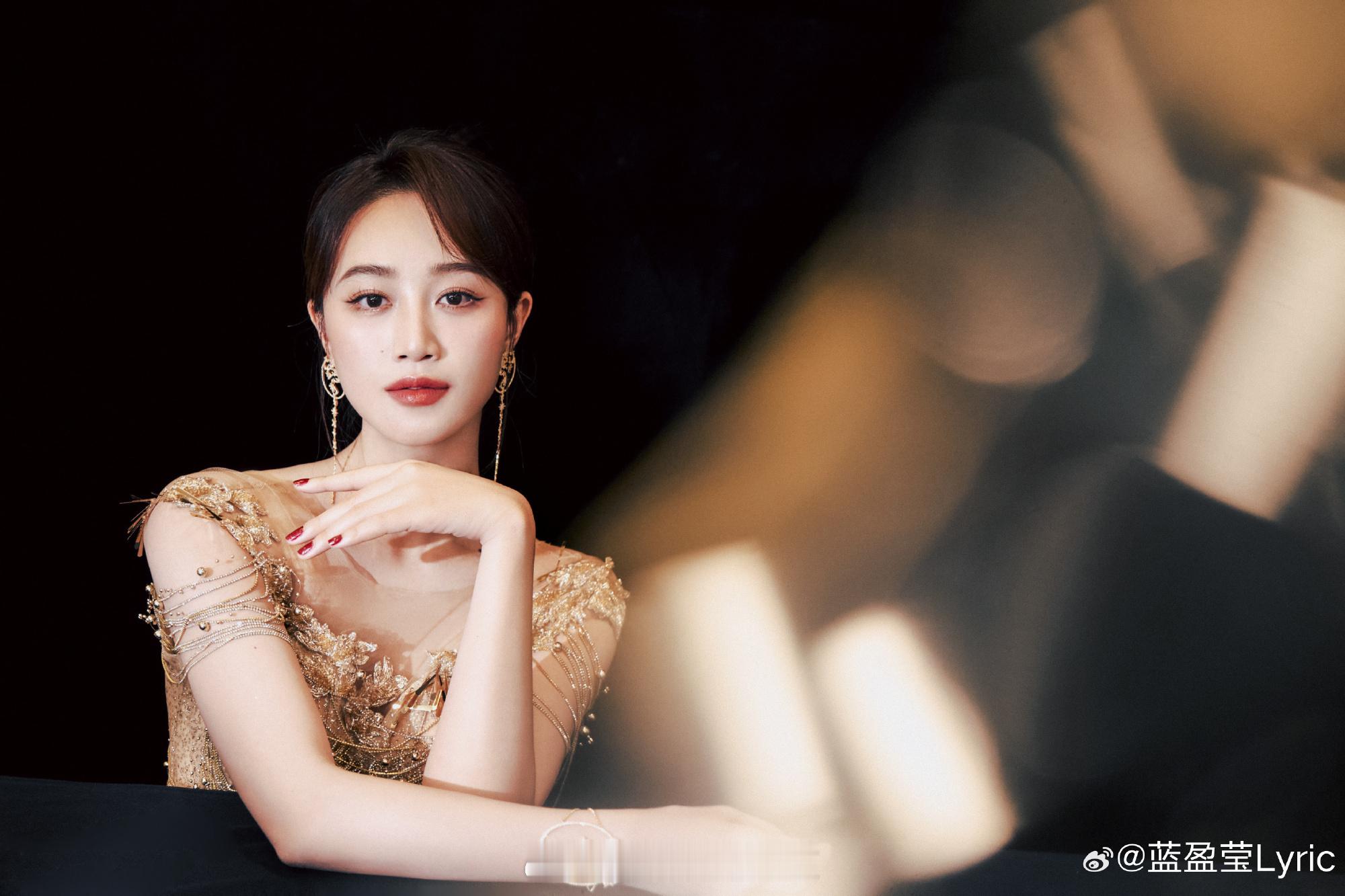 蓝盈莹龙纹銮金裙婀娜曼妙