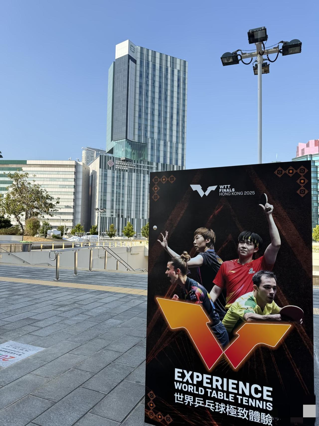 WTT香港年终总决赛场馆附近王曼昱海报元素！WTT制作王曼昱海报一般比赛罕见，