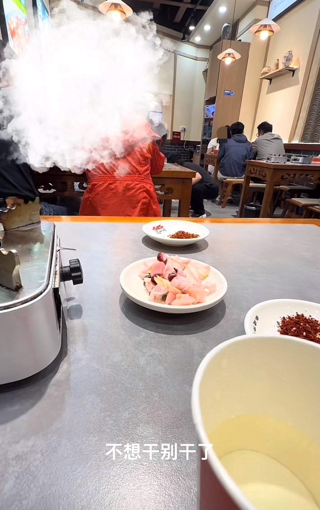 近日江苏南京，一女子到一餐馆用餐，之后把店内服务员给骂了！据拍摄的网友说，事
