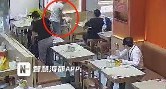 福州一餐厅和西贝都遇到了顾客携狗就餐的事儿。福州中骏世界城马香远牛肉面店，10月