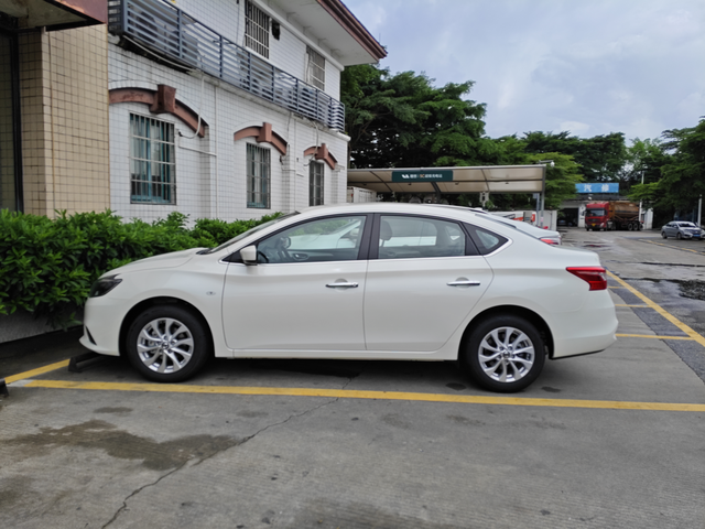 买了日产轩逸经典舒适版的一些小后悔轩逸经典提车有几天了，开了几百公里高速几百公